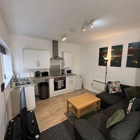 Enjoy A Spacious Lounge With A Cozy Sofa Bed And A Private Ensuite Bedroom Wednesbury Exterior foto