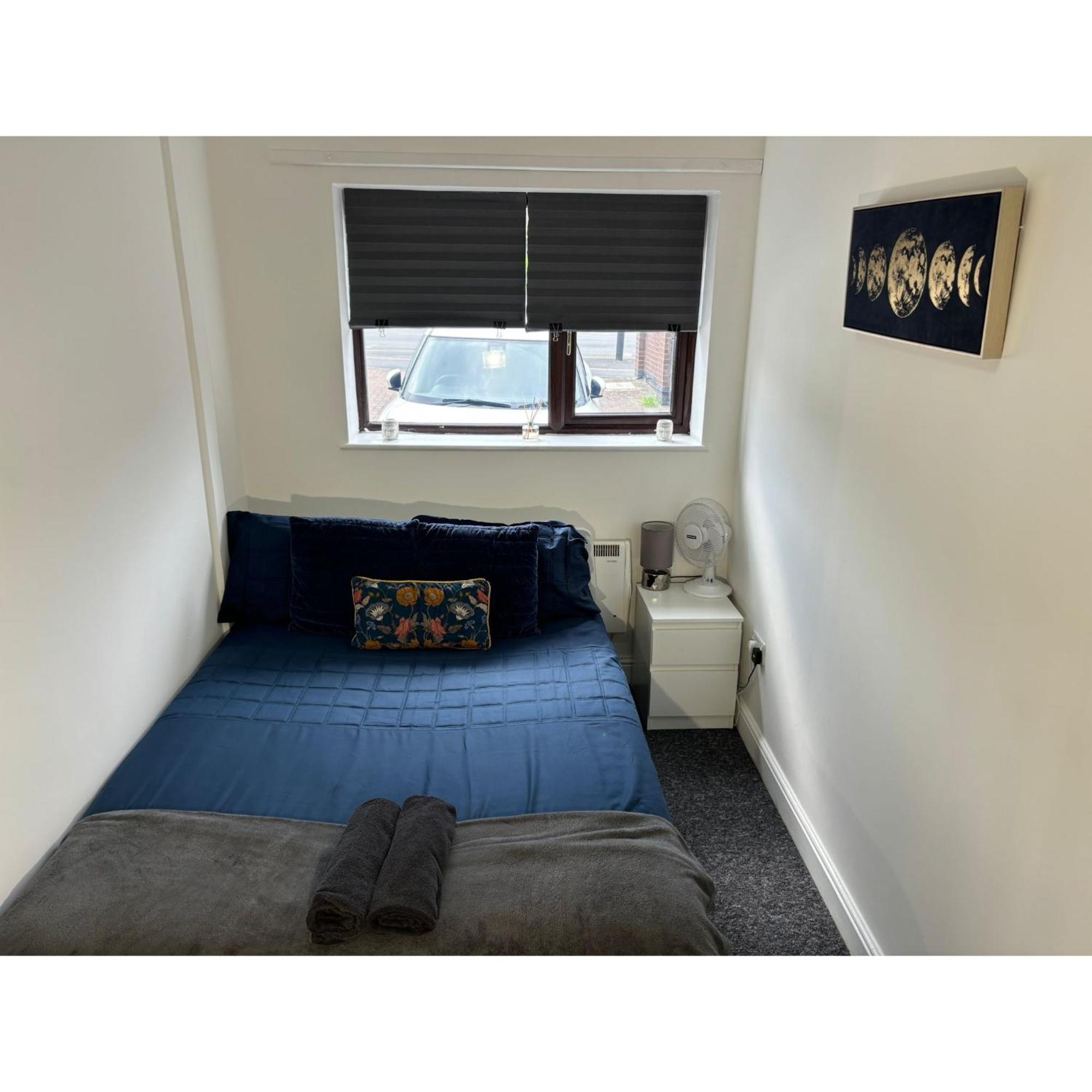 Enjoy A Spacious Lounge With A Cozy Sofa Bed And A Private Ensuite Bedroom Wednesbury Exterior foto