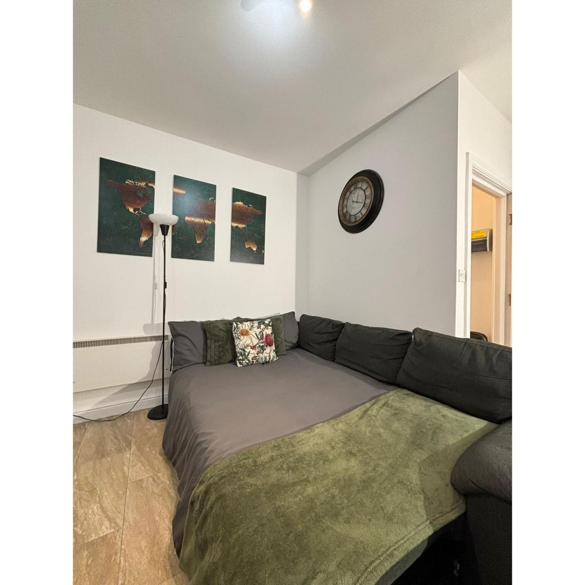 Enjoy A Spacious Lounge With A Cozy Sofa Bed And A Private Ensuite Bedroom Wednesbury Exterior foto