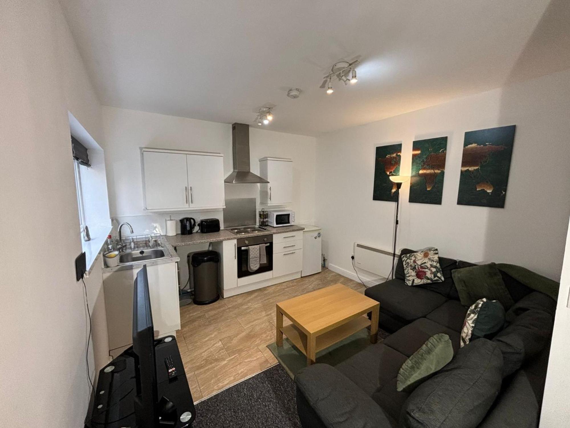 Enjoy A Spacious Lounge With A Cozy Sofa Bed And A Private Ensuite Bedroom Wednesbury Exterior foto