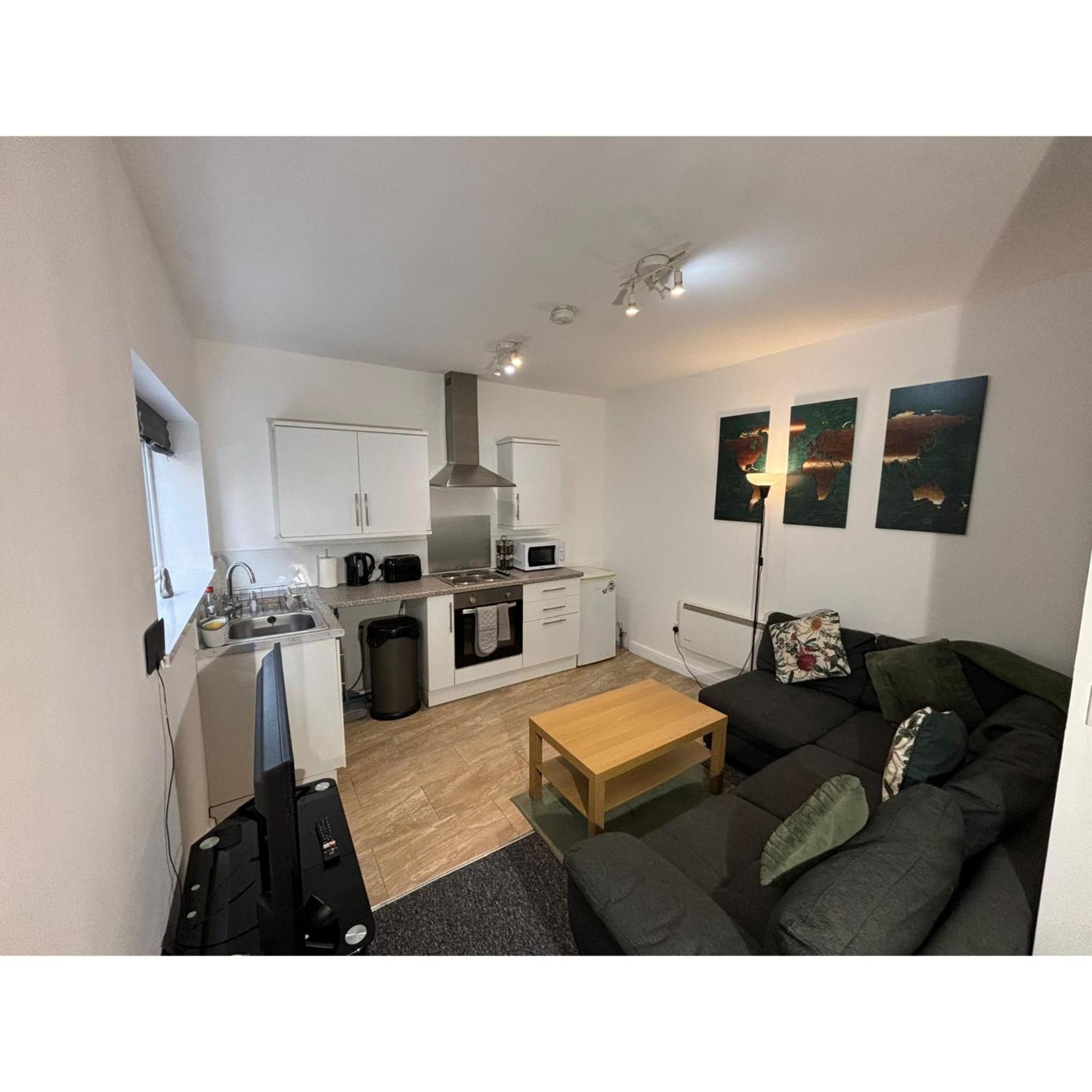 Enjoy A Spacious Lounge With A Cozy Sofa Bed And A Private Ensuite Bedroom Wednesbury Exterior foto