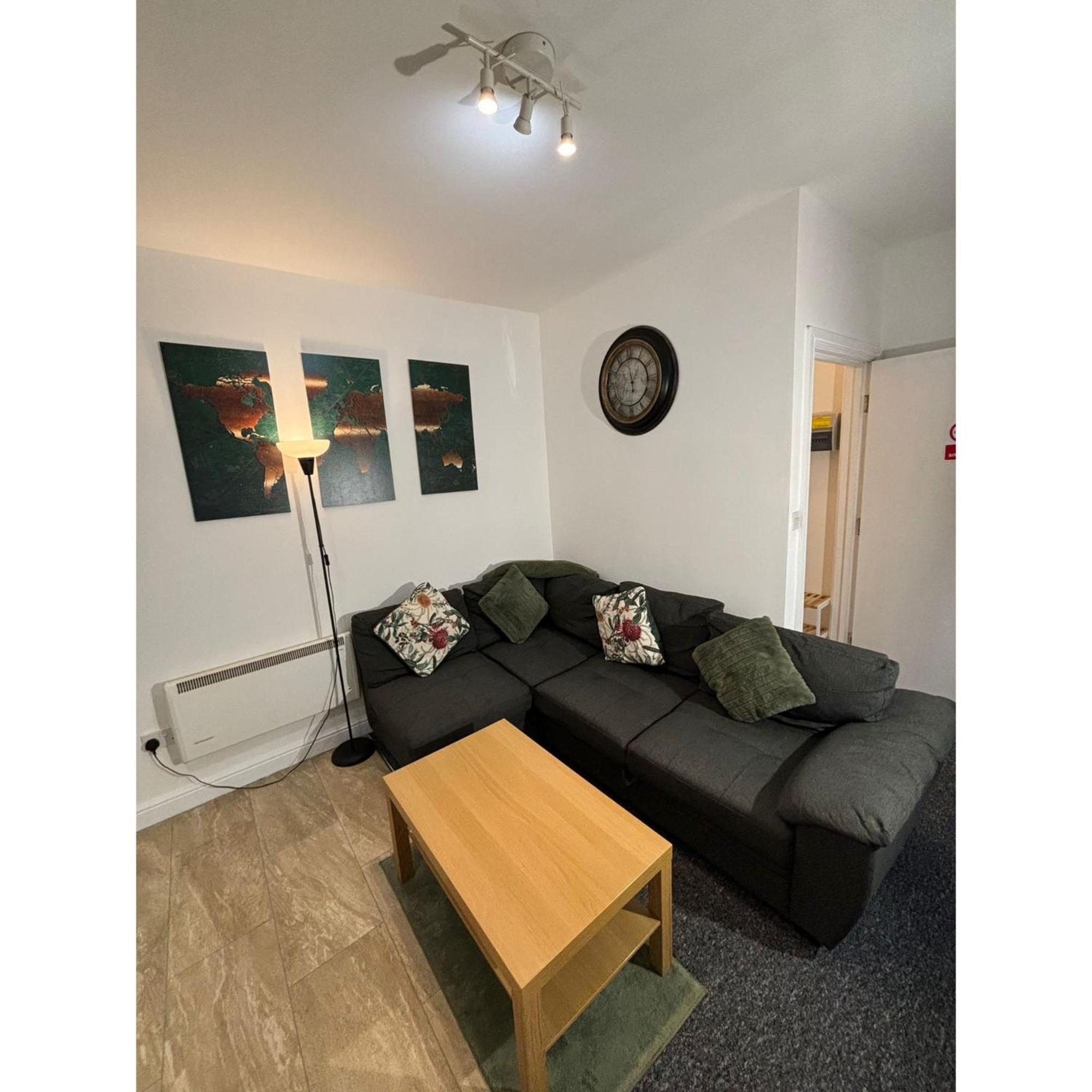 Enjoy A Spacious Lounge With A Cozy Sofa Bed And A Private Ensuite Bedroom Wednesbury Exterior foto